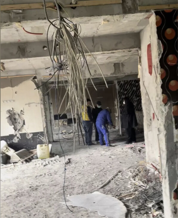 哈尔滨一租户装修健身房，把承重墙砸了，墙体开裂到21楼……