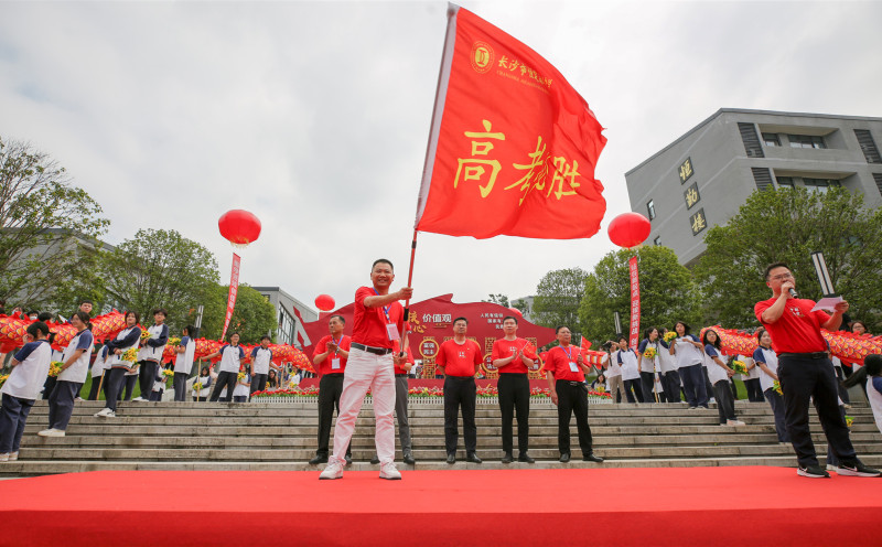 恒定中学首届高三学子奔赴高考考场，全校师生为他们助威送行