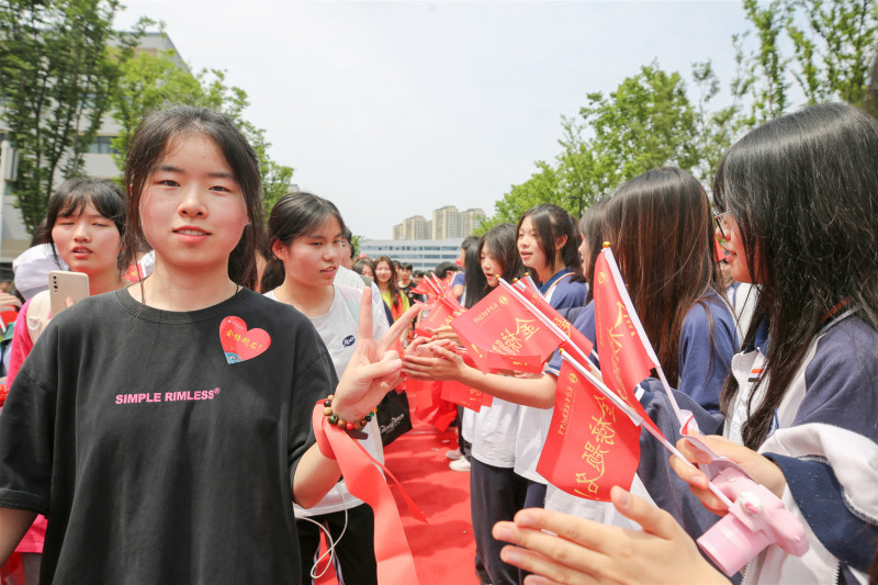 学弟学妹们组成“送考长廊”，夹道欢送考生们。