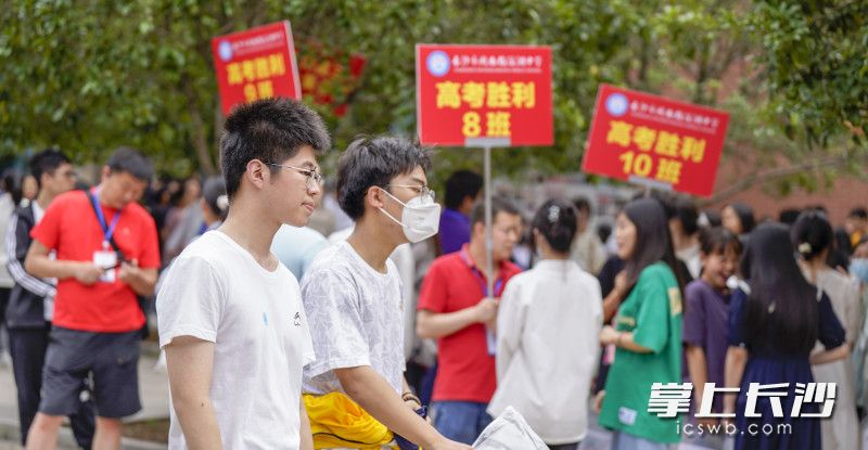 今年在湖南师大附中梅溪湖中学考点高考的学生有1800余人。