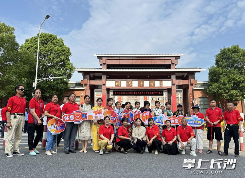 10年来，湘园社区党总支组织和带领志愿者坚持为高考考生和家长提供志愿服务。