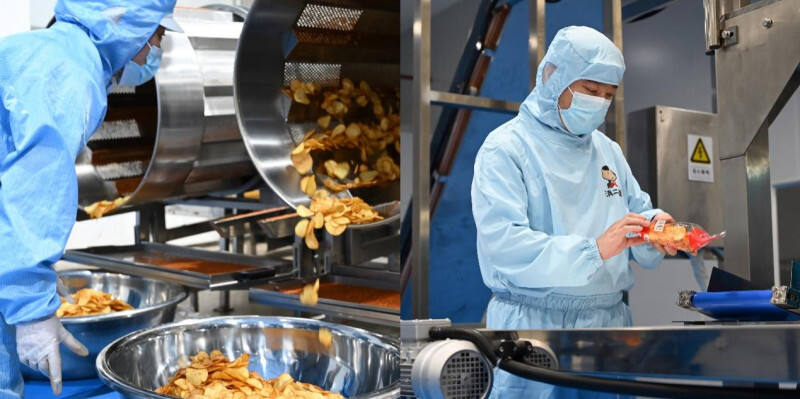 ▲　 李艳琼的工厂有员工130名，两条生产线每月最多消耗洋芋1500吨左右。孟云归▕摄