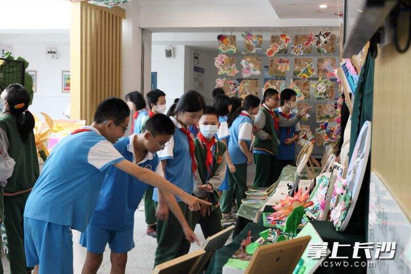 一幅幅反映校园“廉洁文化”的艺术作品在湖南师大附属滨江学校展出。均为长沙晚报通讯员 曹源源 供图