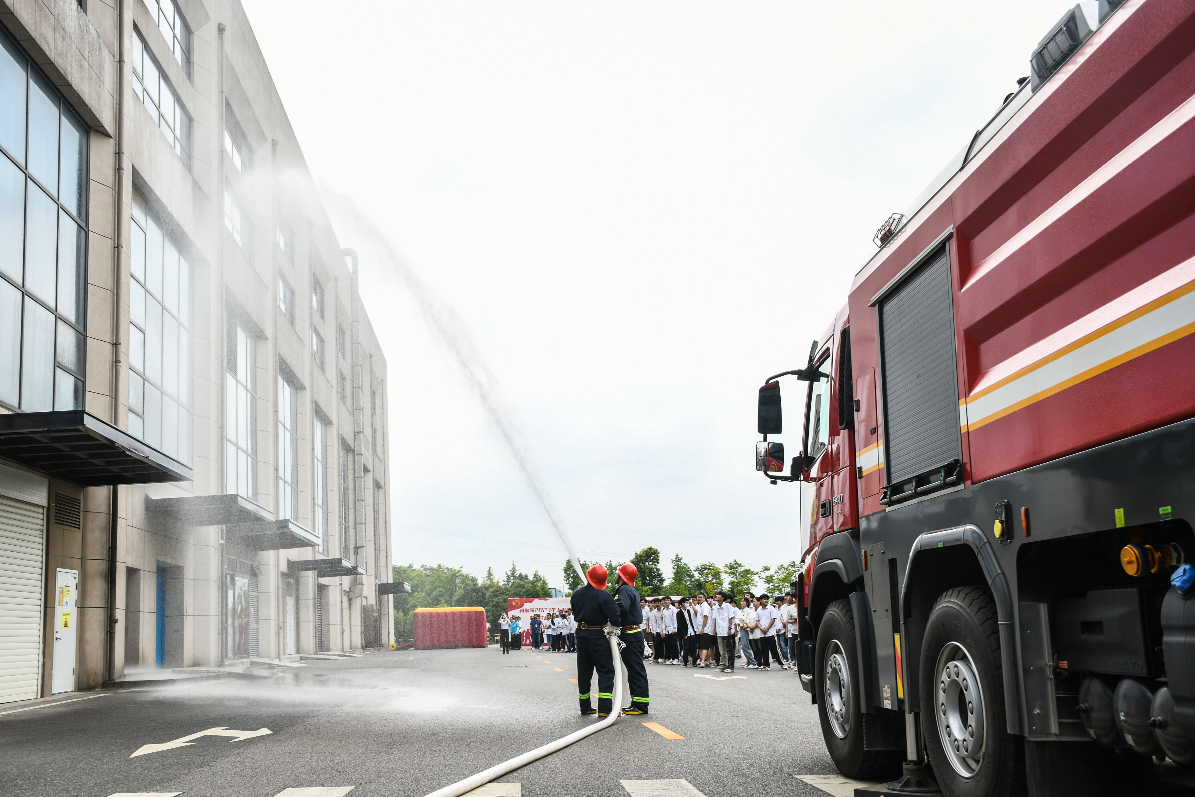 突发“火灾”后，消防救援人员迅速赶赴现场扑灭火灾。
