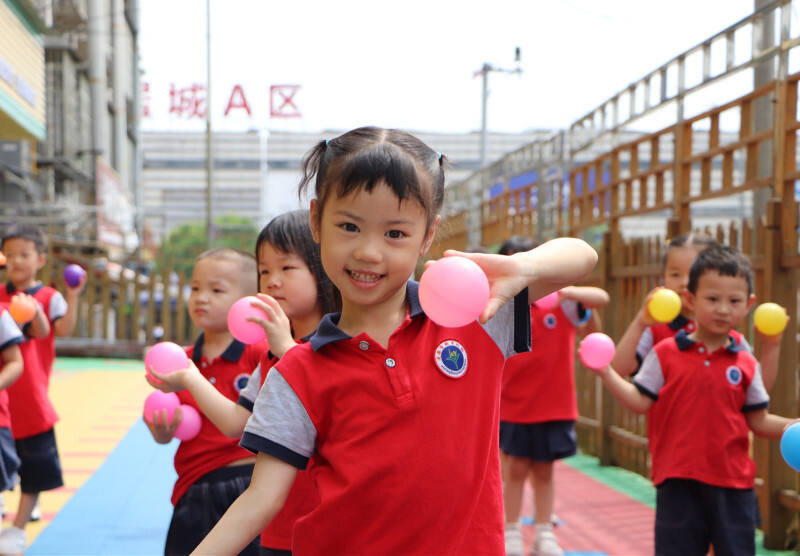 爱婴堡双桥幼儿园的小朋友展示欢快的特色“球操”。