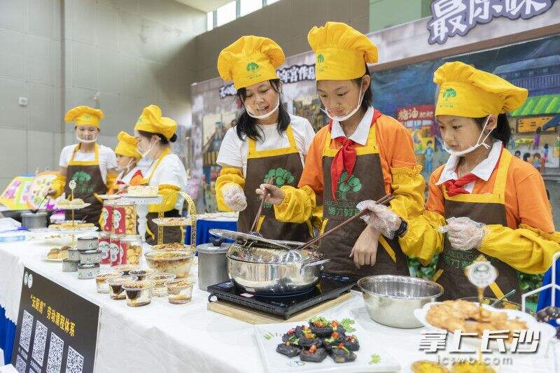博才小学的学生正展示着他们的厨艺。郭雨滴 摄