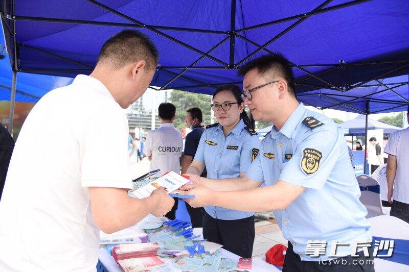 湘江新区应急管理局工作人员现场发放安全生产知识读本。