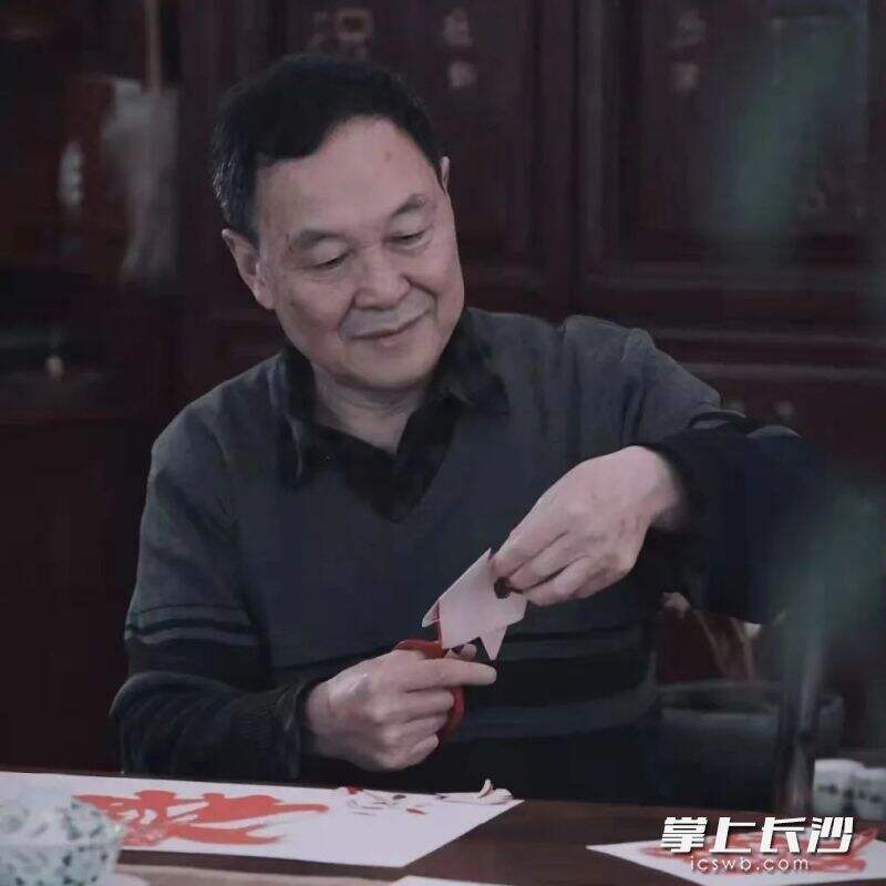 剪纸是中国最古老的民间艺术之一，它是以纸为加工对象，以剪刀（或刻刀）为工具进行创作的艺术。