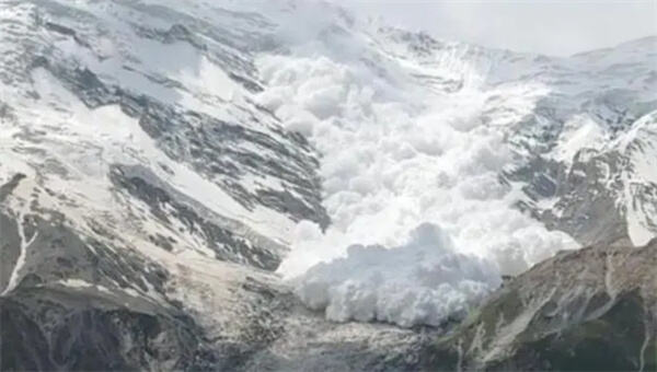 新疆旅客拍下雪崩全过程