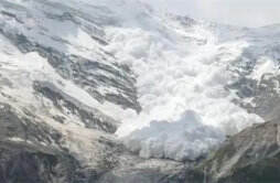 新疆旅客拍下雪崩全过程