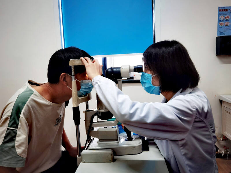 湖南省人民医院眼科一病区主任曾琦为患者进行术前检查。长沙晚报通讯员 华星宇 供图