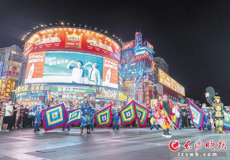 非遗表演在黄兴南路步行商业街闪亮登场。