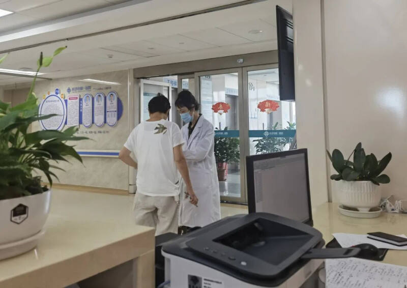 手术前，长沙市第一医院乳甲外科主任医师范先成教授（右）叮嘱患者相关事宜。均为医院供图