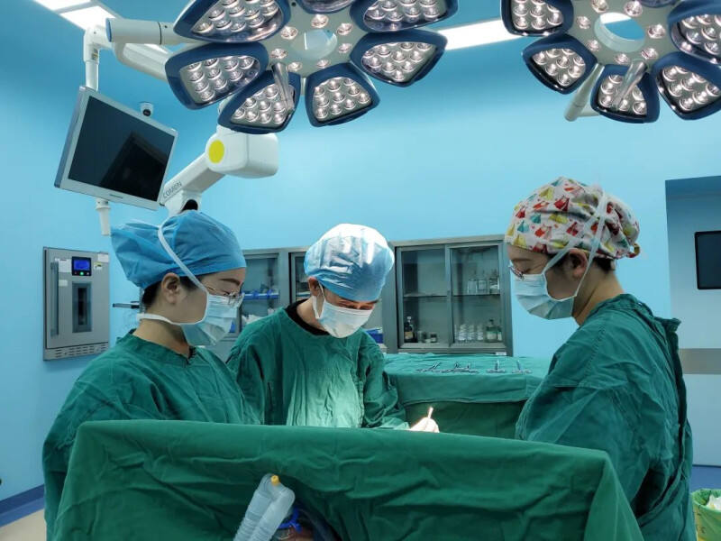 长沙市第一医院乳甲外科的专家在为患者进行手术治疗。