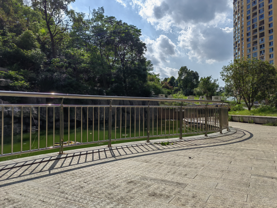 公园走道边坡增设不锈钢扶手栏杆。通讯员 郑梦窈 供图