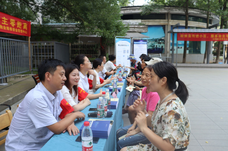 6月28日，长沙市物业维修资金管理中心来到梦泽园小区，开展“一月一课一片一实践”送政策进小区活动。长沙晚报全媒体记者 陈焕明 通讯员 王慧 文婷 摄影报道