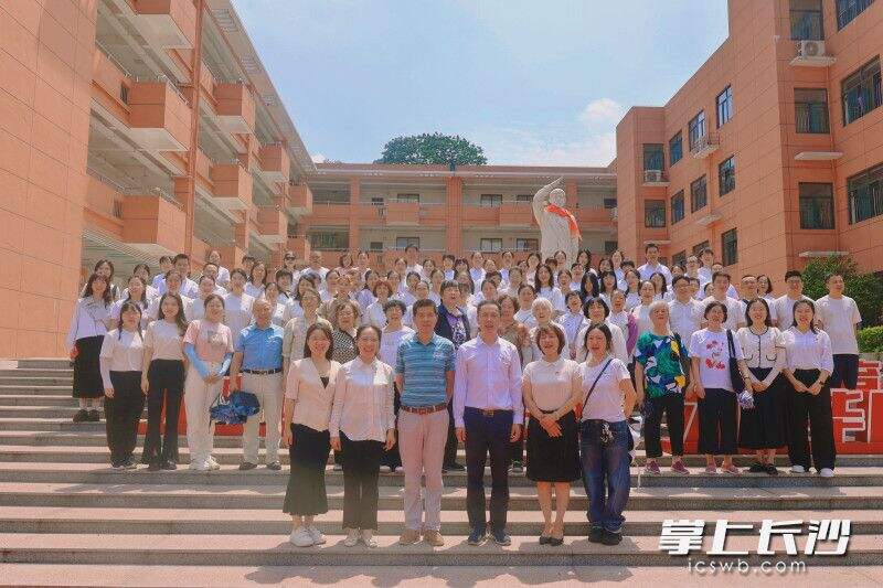 在“七一”建党节，湖南湘江新区党团员教师同上“红色课堂”。雷锋小学供图