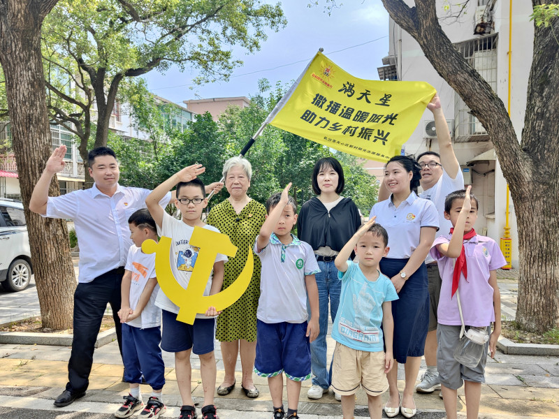 1日，全市各级好人代表齐聚天心区新村阳光志愿服务中心开展“七一共话初心感党恩”主题活动，走访慰问社区老党员，分享各自志愿服务初心。 