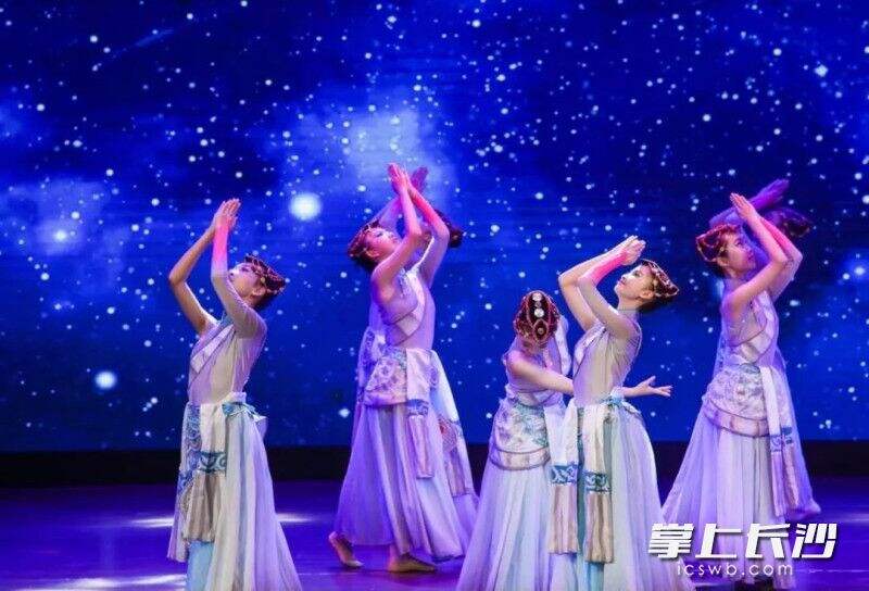 凭借民族舞作品《天浴》在全省248个节目中脱颖而出斩获金奖。
