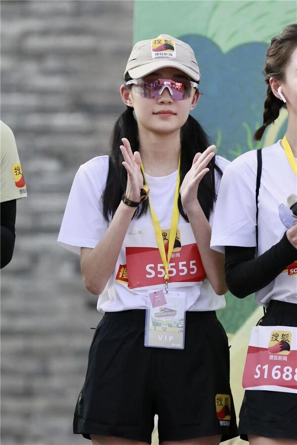 刘帅参加西安明星马拉松 靓丽开跑尽显运动风尚