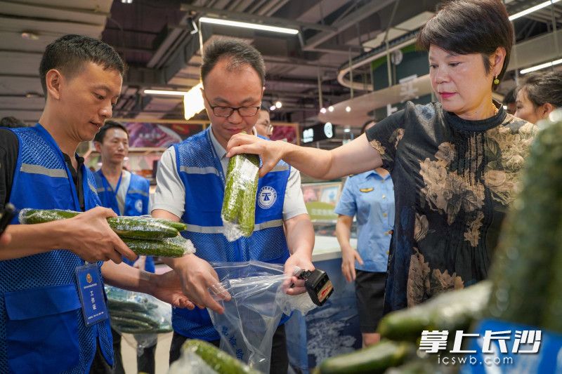 今天，长沙市市场监管局开展“你点我检 服务惠民生”主题活动。　均为长沙晚报全媒体记者刘晓敏摄