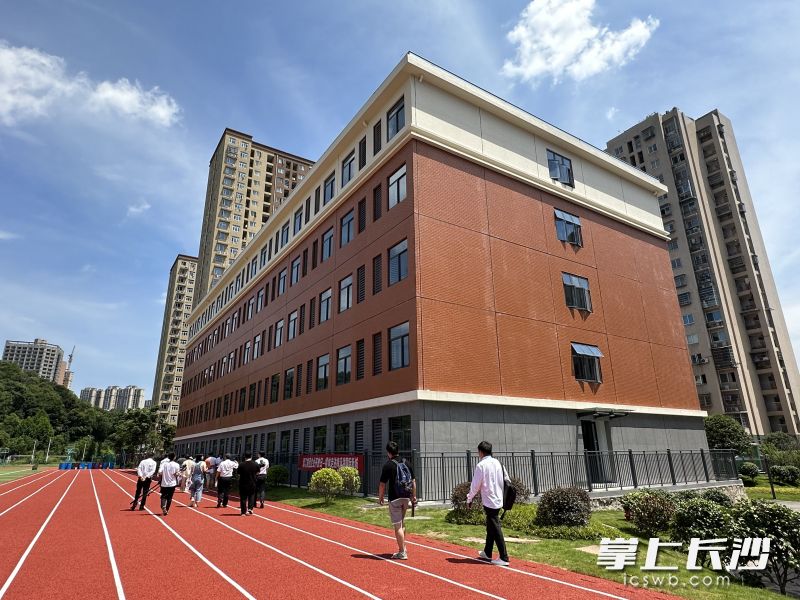 师大附中博才实验中学综合楼扩建工程从开工到完工交付仅用了3个月半时间，创造了“湘江速度”。