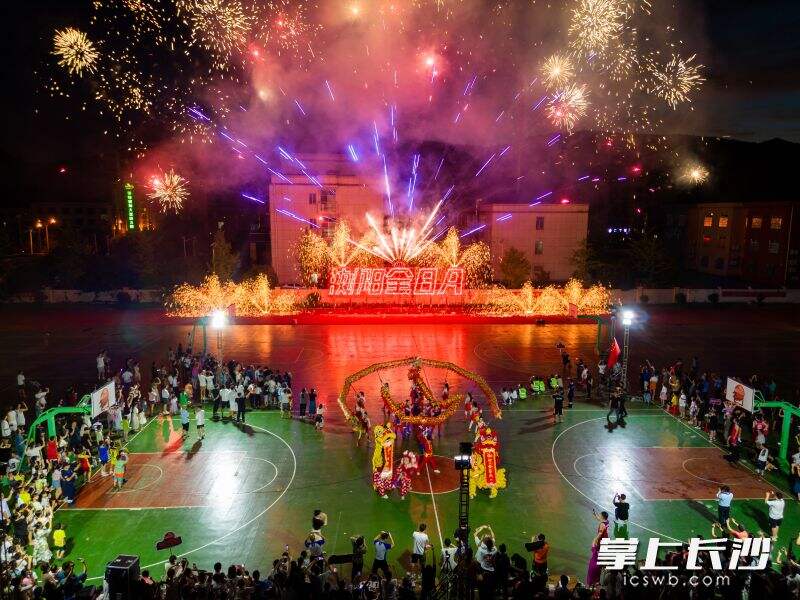 浏阳市首届“全BA”篮球赛大瑶赛区，舞龙狮表演、焰火秀等特色节目为球赛增添了不一样的魅力。长沙晚报通讯员 彭红霞 摄
