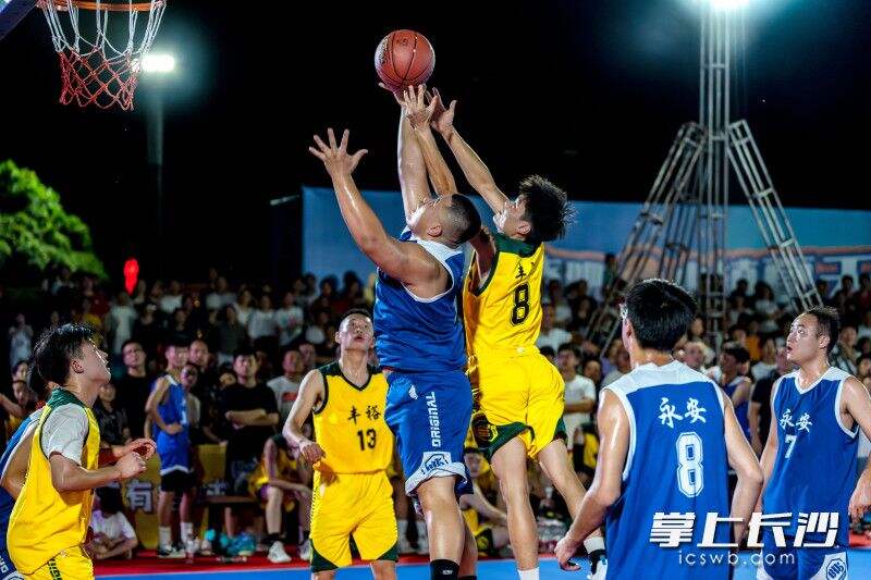 7月6日晚，浏阳“全BA”篮球赛首场比赛在永安打响。长沙晚报全媒体记者 陈飞 摄
