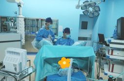 “2023年潇湘泌尿肿瘤高峰论坛”手术直播在长沙市第一医院举办