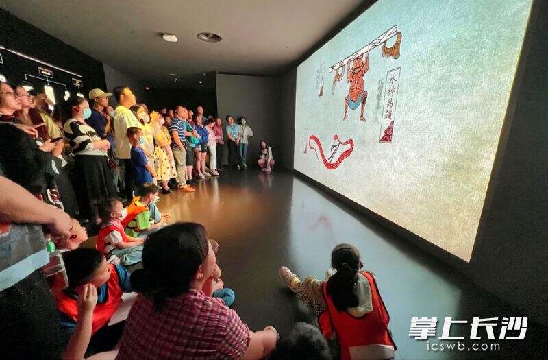 湖南博物院里，市民正在听讲解。  均为长沙晚报实习生杨洁摄