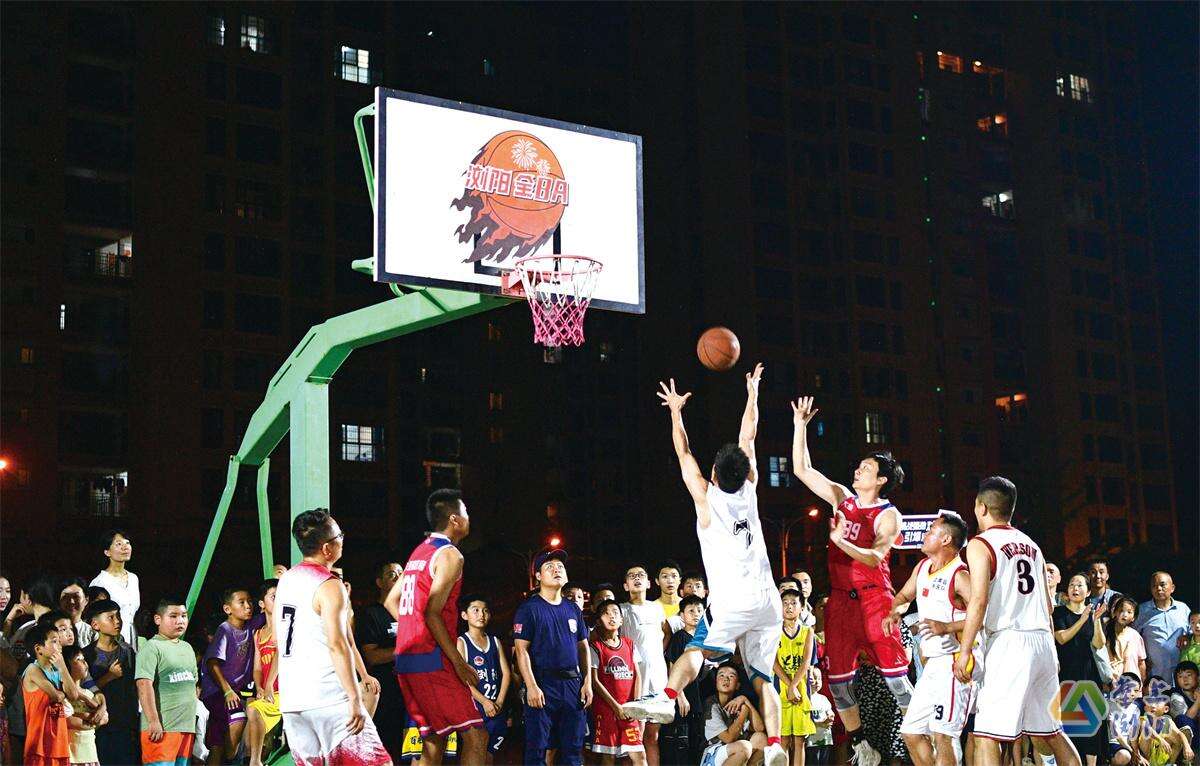 7月6日晚，浏阳市首届“全 BA” 篮球赛火热开赛。大瑶镇赛区现场，球员们在球场上肆意挥洒汗水，现场观众在球场下欢呼呐喊。记者 彭红霞