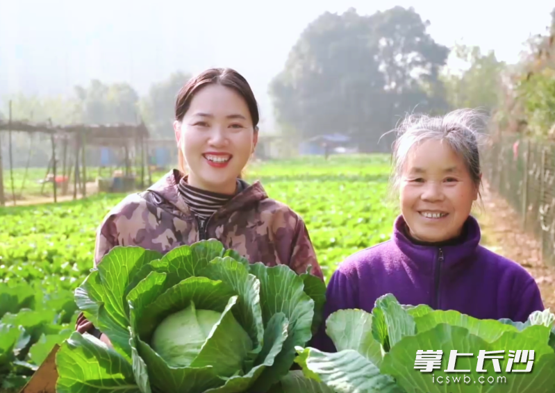女大学生胡丹放弃城市的高薪工作，回到农村为农户销售农特产品。