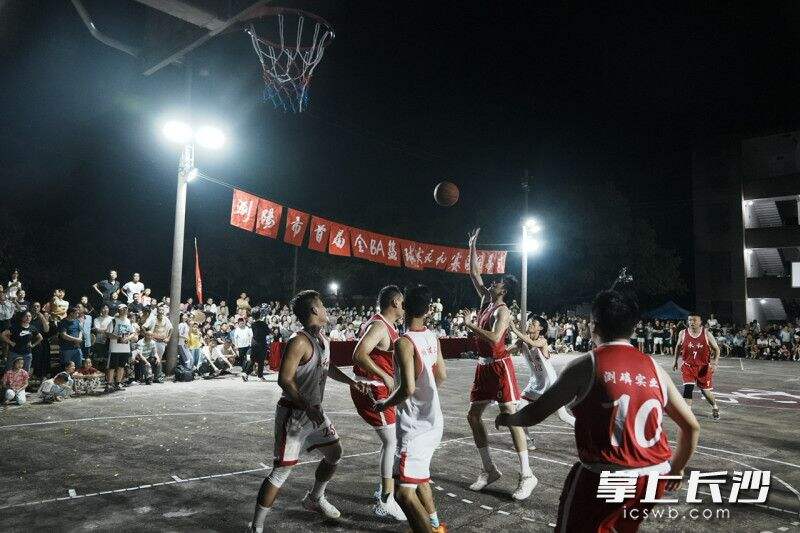 比赛在浏阳永和老工业基地的一片篮球场举行。