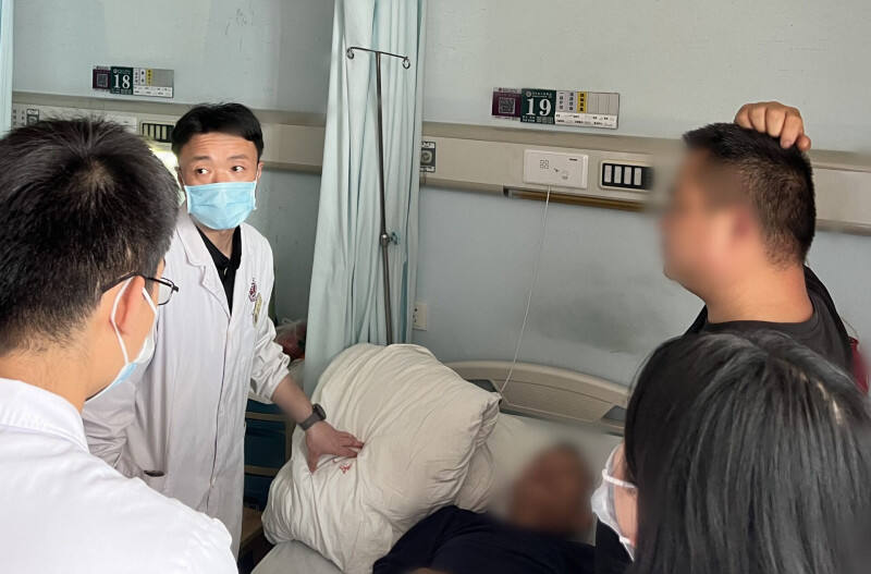 湖南省人民医院消化二病区主任吴明浩等查看患者的恢复情况。长沙晚报通讯员 曾敏婕 曾皓 供图