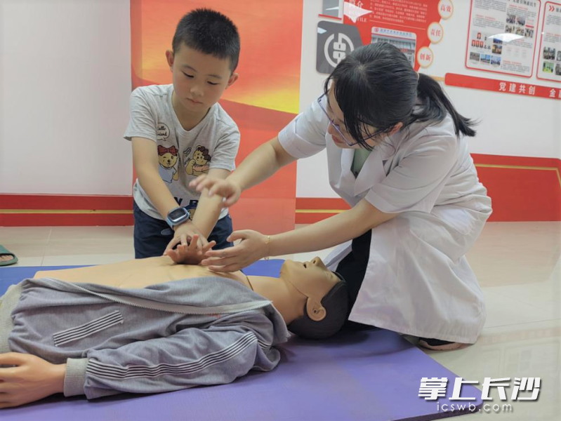 在“乡村健康大讲堂”现场，医疗专家手把手教孩子。