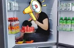 重庆一女子坐冰箱里面避暑