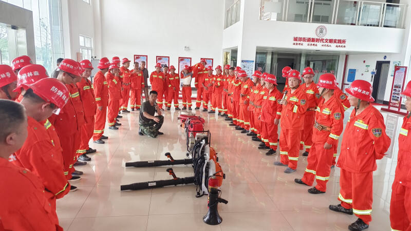 专业教官为宁乡市森林防火志愿救援队首批100名队员进行专业技能培训。