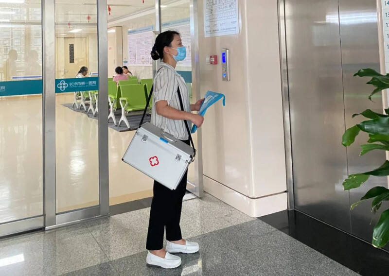 长沙市第一医院的网约护士正准备出发到患者家做上门护理服务。均为医院供图