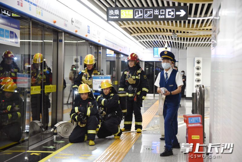 7月27日，长沙地铁朝阳村站举行轨道交通运营突发事件综合应急演练。均为长沙晚报全媒体记者 刘琦 摄