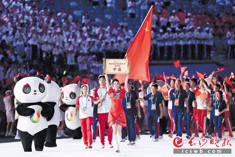 7月28日，中国大学生体育代表团在开幕式上入场。当晚，第三十一届世界大学生夏季运动会开幕式在成都东安湖体育公园主体育场举行。新华社记者 王曦 摄