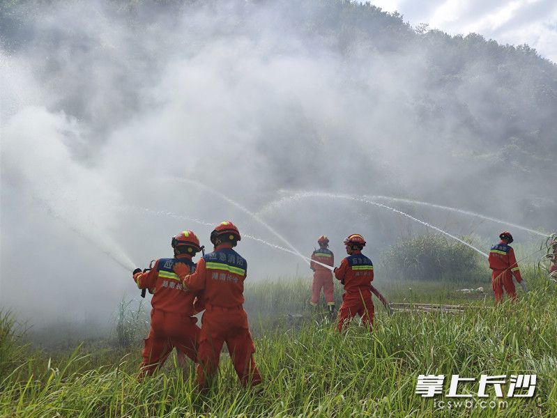 7月28日，天心区举行森林火灾应急演练。均为长沙晚报实习生 周帅 摄