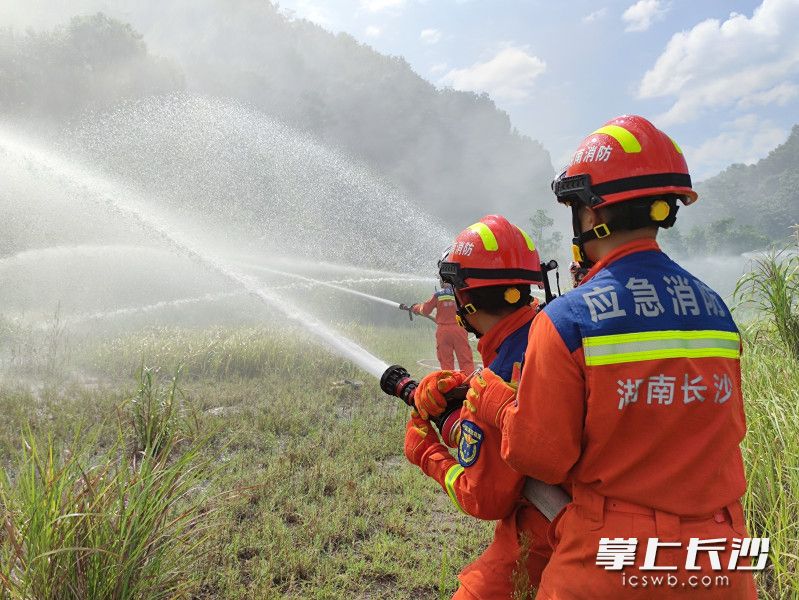 天心区消防救援人员现场灭“火”。