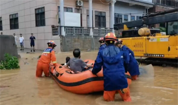 “杜苏芮”致莆田多地水位上涨：多人被困消防涉水营救