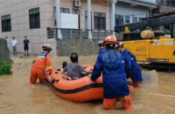 “杜苏芮”致莆田多地水位上涨：多人被困消防涉水营救