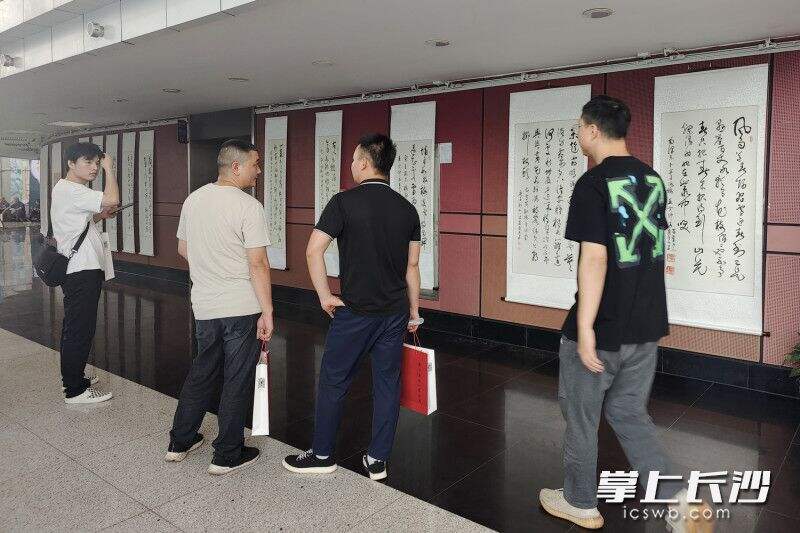 市民在湖南省文化馆参观萧屏东书法遗作展。长沙晚报通讯员 陈琛 摄