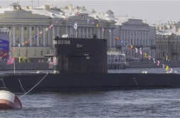 俄罗斯举行2023年海军节阅兵 规模比前几年缩减