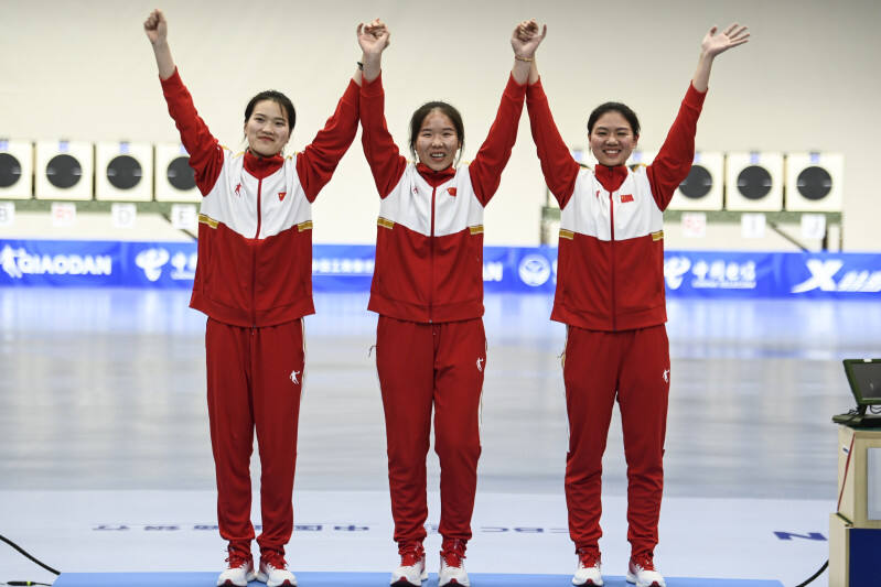8月1日，中国队选手熊亚瑄、林雅茜、王珂怡（从左至右）在颁奖仪式上庆祝。新华社 发