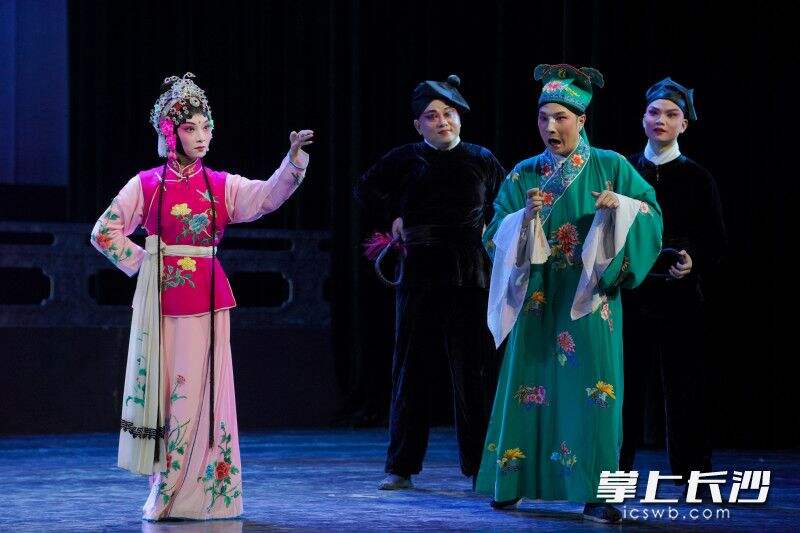复排大型传统花鼓戏《春草闯堂》在长沙实验剧场演出。长沙晚报全媒体记者 刘晓敏 摄