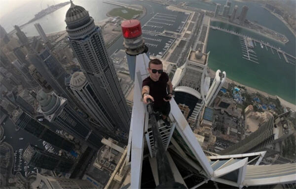 法国极限运动爱好者爬到香港高楼坠亡