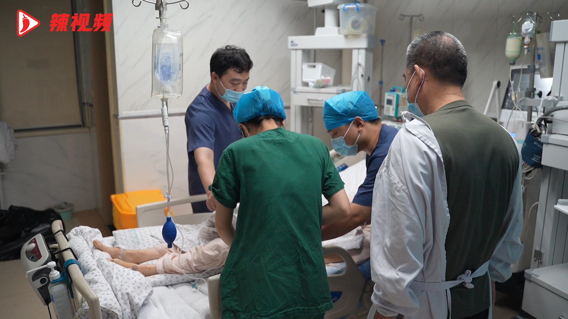 8月2日，长沙市第一医院重症医学科（中心ICU）的医护人员在帮助病情已经稳定的患者转入康复医院。 均为长沙晚报全媒体记者 易亿 摄